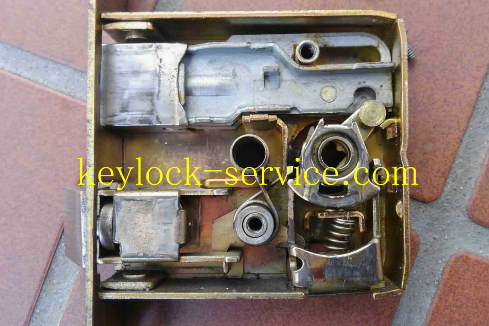 シリンダーや錠の故障修理。固着やバネが折損しして動かなくなった錠前を分解し、修理します。滋賀県守山市の鍵屋  キー・ロック・サービス